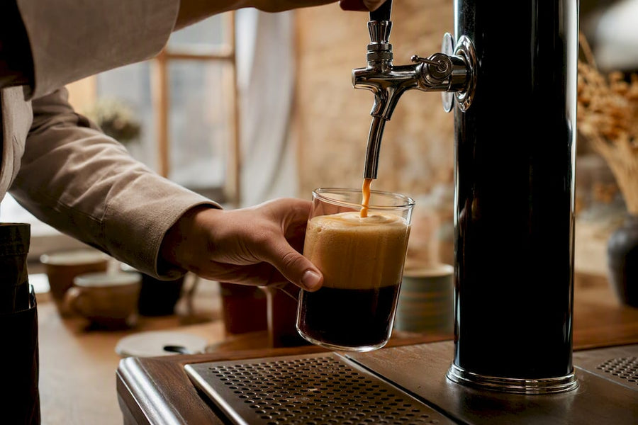 Vertiendo nitro cold brew con espuma cremosa