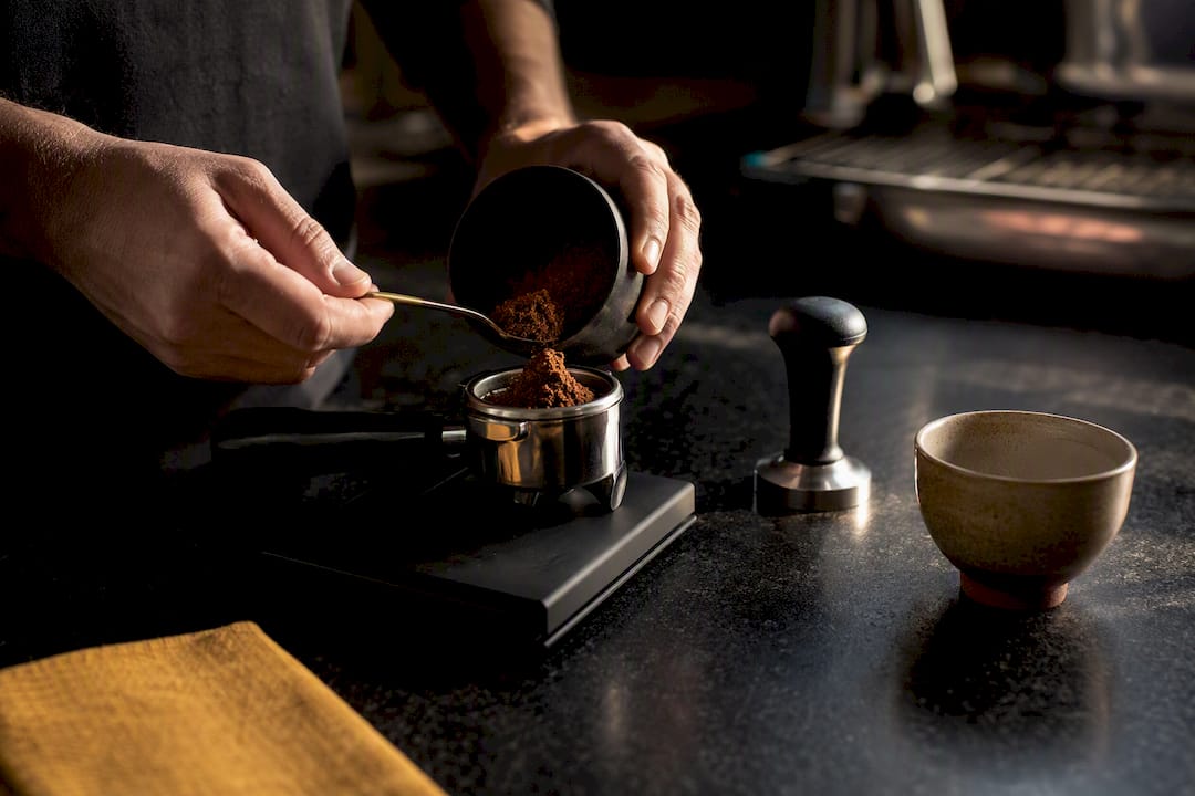 Dose de café sendo preparada para espresso