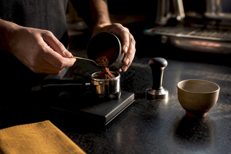 Dose de café sendo preparada para espresso