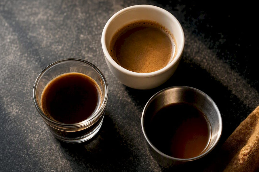 Bords de tasses à café de différentes tailles