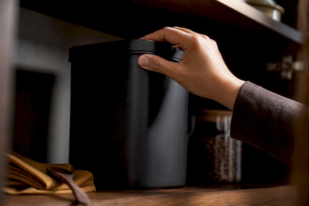Recipiente hermético com café na despensa escura
