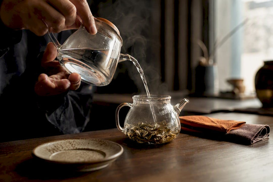 Preparo artesanal de chá branco em infusão