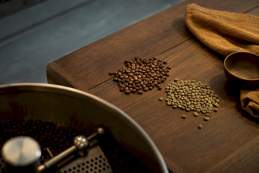 Grains de robusta avant et après torréfaction