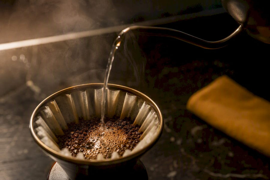 Água sendo despejada sobre o café no V60