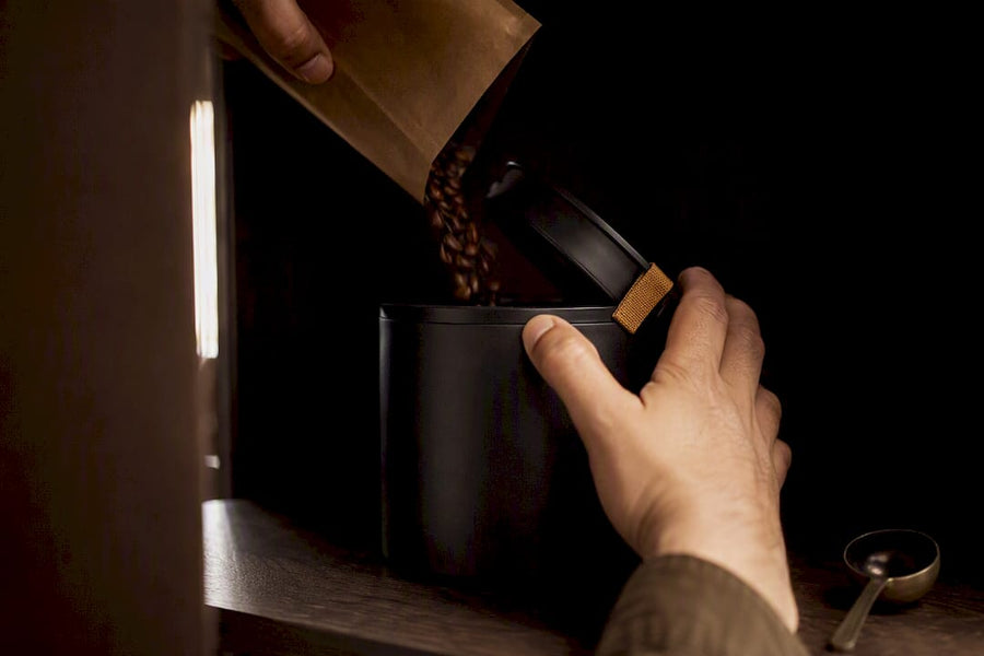 Grains de café gardés dans un récipient hermétique