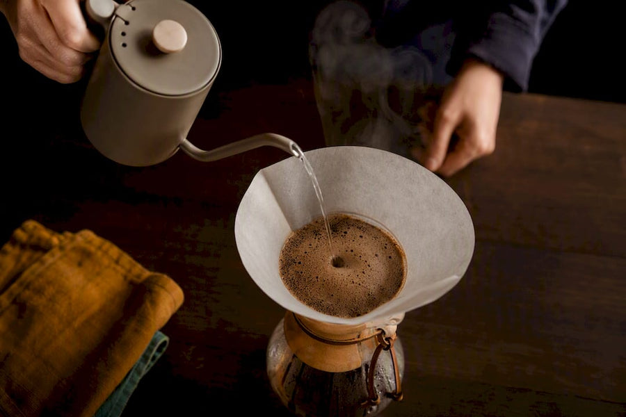 Verter agua sobre el bloom en Chemex