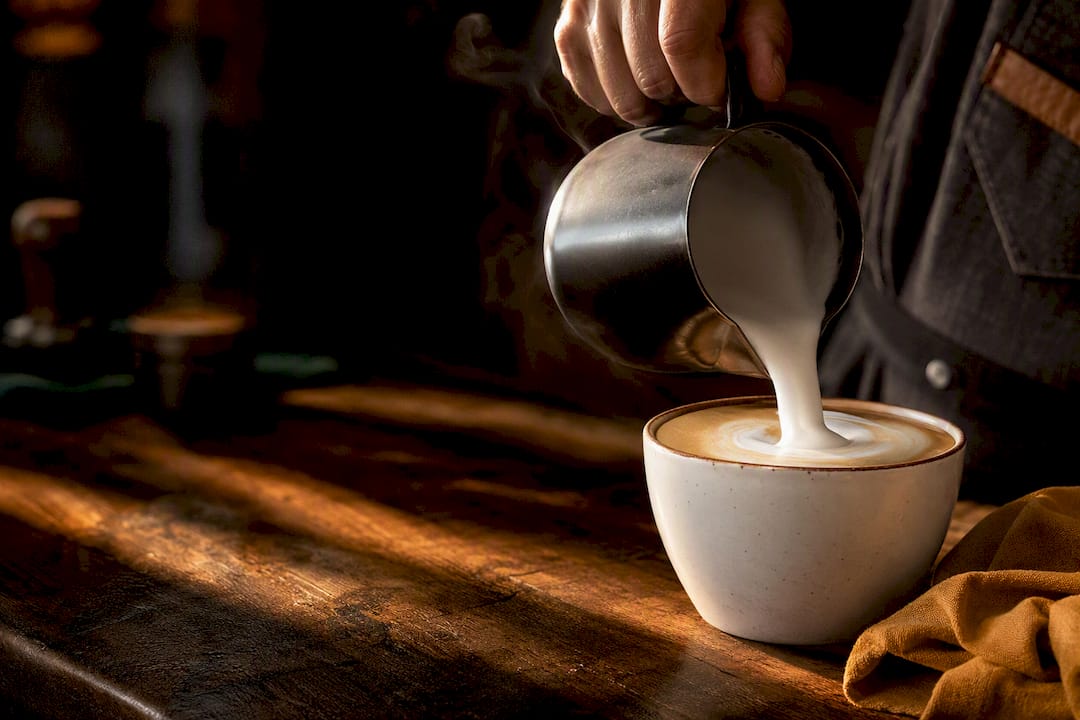 Cappuccino avec une mousse de lait brillante