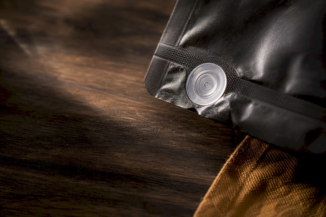 Detalle de la válvula en una bolsa de café