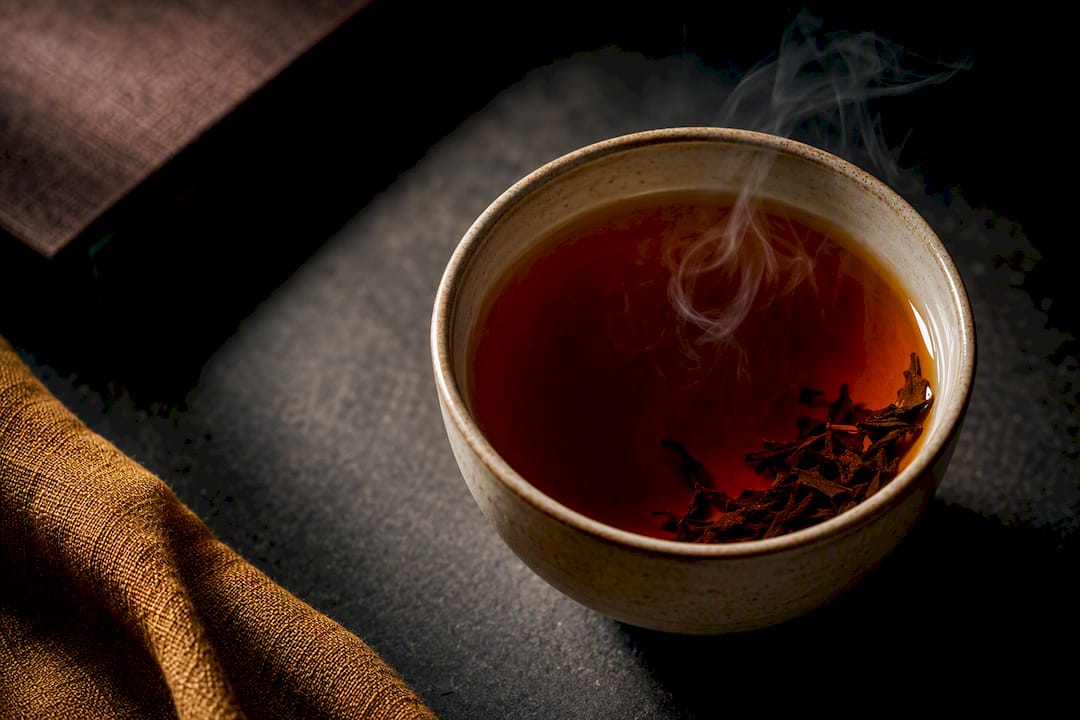 Infusión ámbar de té negro ahumado