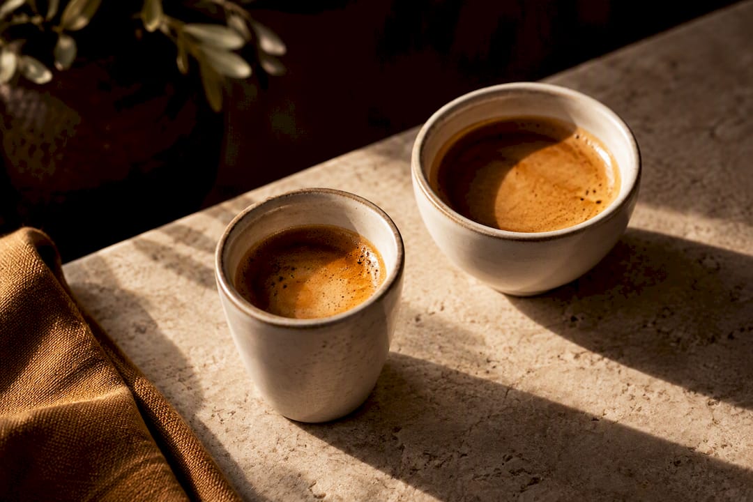 Deux expressos servis dans des tasses de tailles différentes