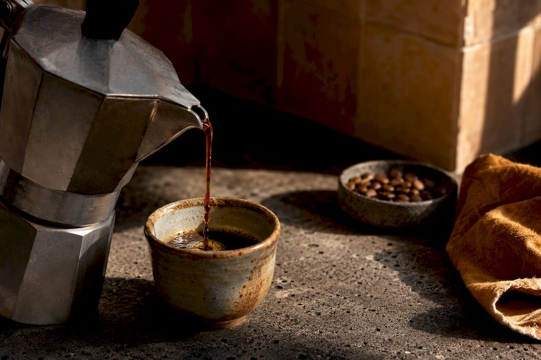 Café sendo preparado em uma moka artesanal