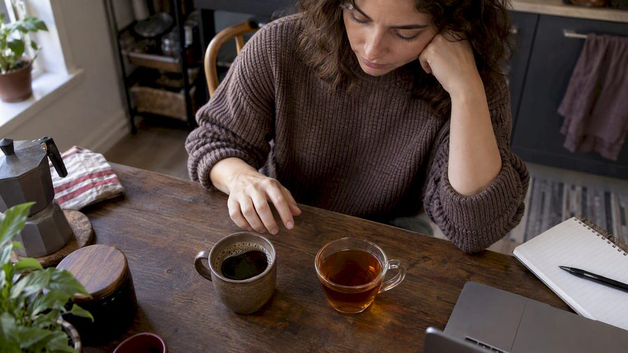 Café e chá lado a lado para comparação