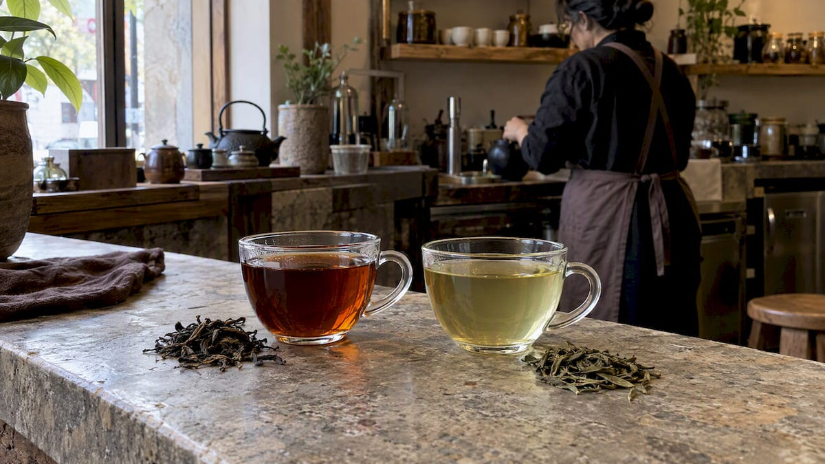 Deux tasses affichent les teintes du thé noir et du thé vert
