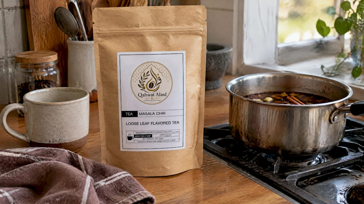 Masala Chai ao lado de uma xícara pronta