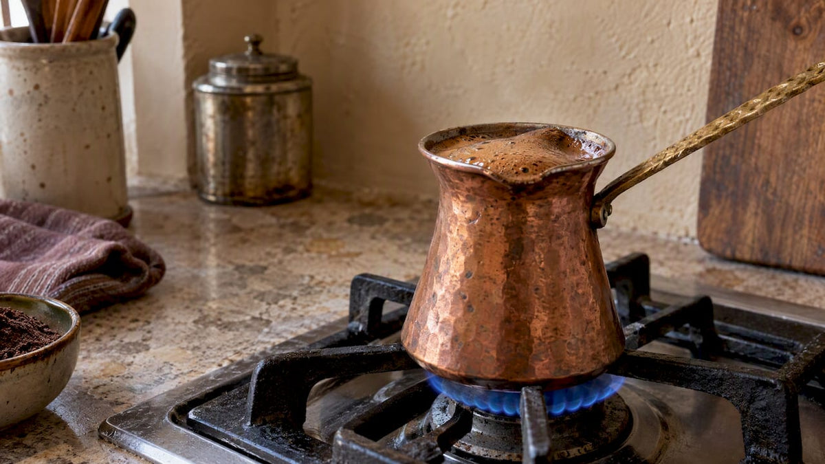Café turco calentándose en un cezve de cobre