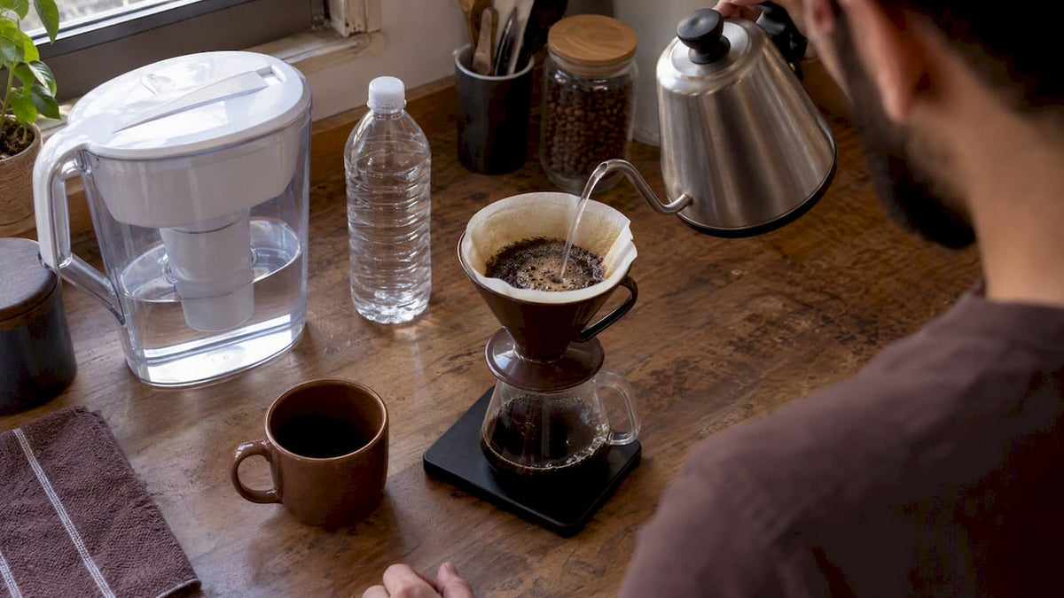 Água filtrada e mineral servidas junto com café coado